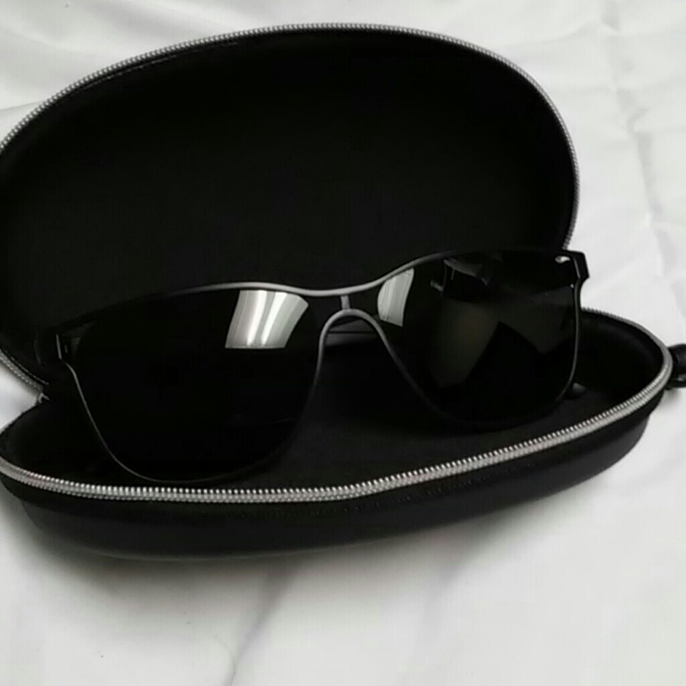 Black/ black matte sunglasses 😎